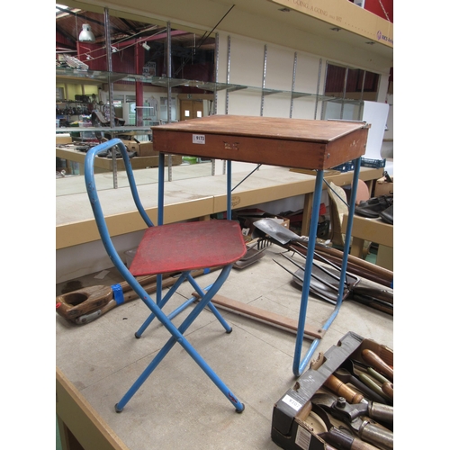 9173 - A Triang child's desk and folding chair      (R) £0