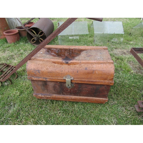 9270 - A scumbled tin trunk        (E) £5-10