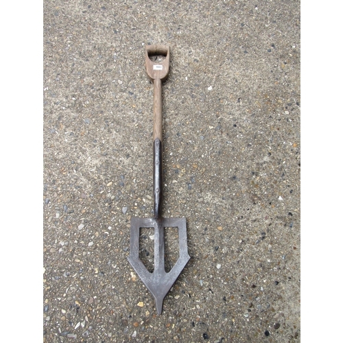 9001 - A 'D' handle clay spade