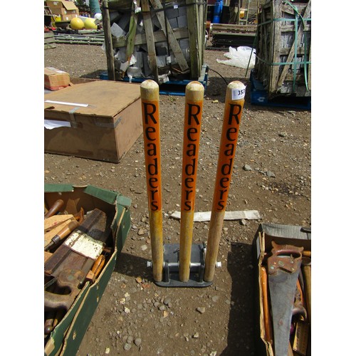 3539 - Reeders spring-loaded cricket stumps