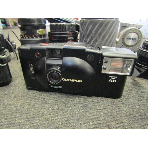 1186 - A box of vintage cameras and accessories including Canon camera, Olympus camera and cased lens