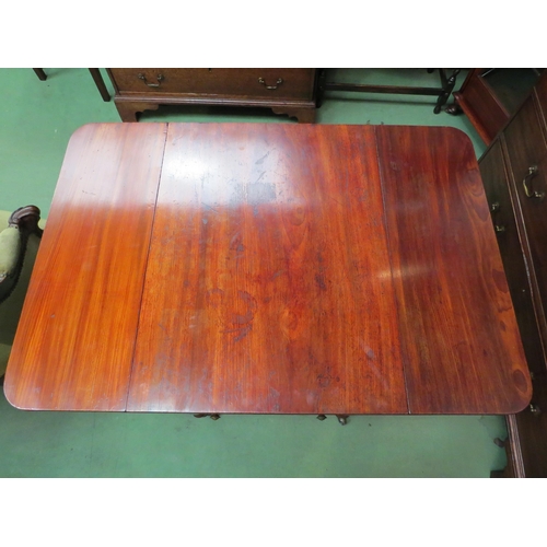 4001 - A George III flame mahogany table. The rising leaves over a single end drawer over turned tapering l... 