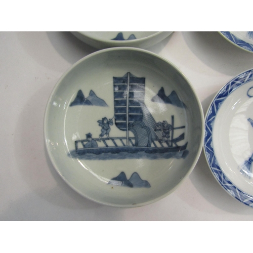 4461 - A pair of Japanese blue and white bowls and five further dishes (7), biggest 14.5cm diameter