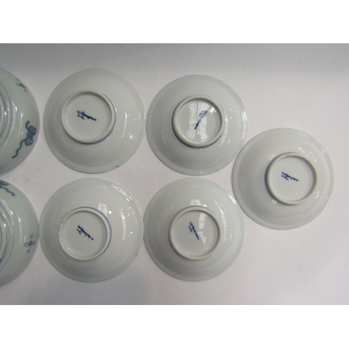 4461 - A pair of Japanese blue and white bowls and five further dishes (7), biggest 14.5cm diameter