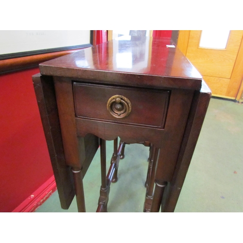 4021 - An Edwardian mahogany drop-leaf spider leg table with single end drawer over turned legs and stretch... 