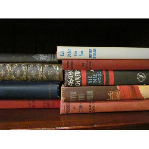 4207 - A collection of assorted volumes including Agatha Christie and Jeffery Farnol (43)