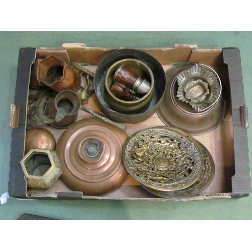 4248 - A box of metal wares, horse brasses etc   (R) £20