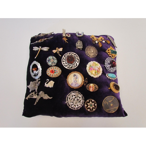 1313 - A quantity of assorted brooches including micro-mosaic and animal designs