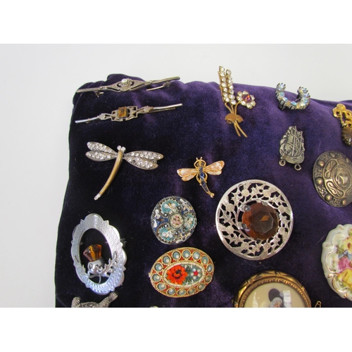 1313 - A quantity of assorted brooches including micro-mosaic and animal designs