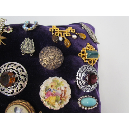 1313 - A quantity of assorted brooches including micro-mosaic and animal designs