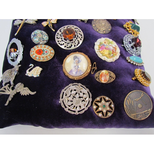 1313 - A quantity of assorted brooches including micro-mosaic and animal designs