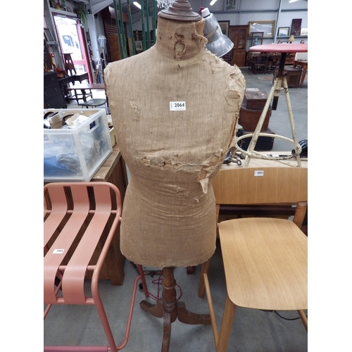 2064 - A vintage mannequin on stand   (E) £20-30