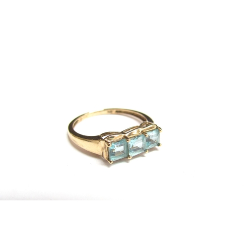 8088 - A 9ct gold ring set with three princess cut blue/green stones. Size O/P, 1.9g