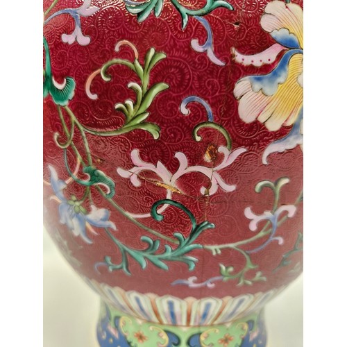 4076 - An early 20th Century Chinese polychrome lidded vase, painted with a foliate design on an ornate aub... 