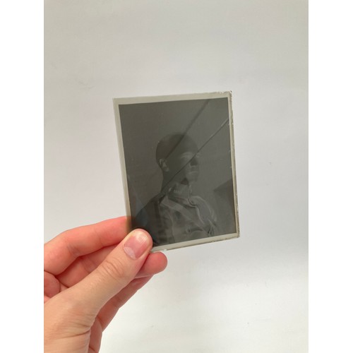 9112 - A quantity of WWI medical officer glass photographic slides, British and American officers   (C)