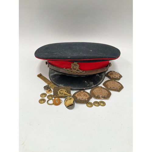 9082 - An early-mid 20th Century Royal Artillery officer's peaked cap, with cap badge, named J. Brame to in... 