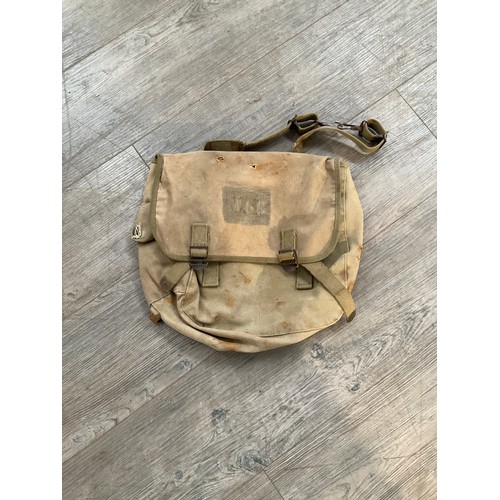 9061 - A copy of a 1943 musette bag, reputedly from the series Band of Brothers   (C)