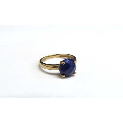 8091 - A 9ct gold ring with facetted lapis Lazuli. Size J, 1.5g