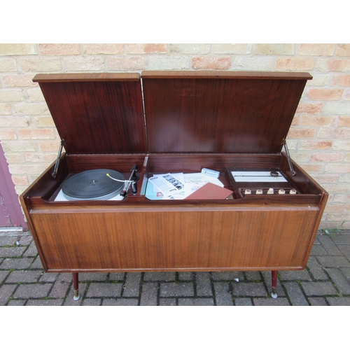 7467 - A mid 20th Century radiogram housing a Garrard 301 transcription turntable no.51400/2, Leak Varislop... 