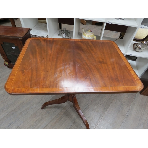 4134 - A Georgian crossbanded mahogany round cornered tilt-top lamp table on vase shape turned column and t... 