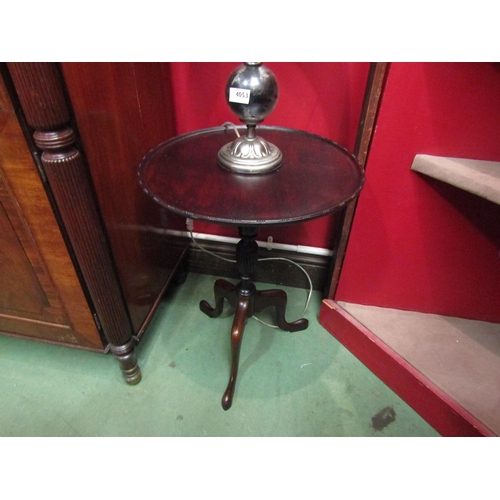 4175 - A George III style mahogany circular dish top wine table on a turned and fluted column with tripod b... 