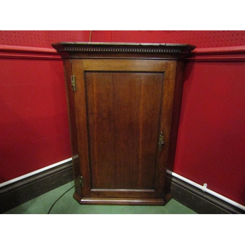 4043 - A George III oak single door wall hanging corner cupboard with painted interior and key, 92cm tall, ... 