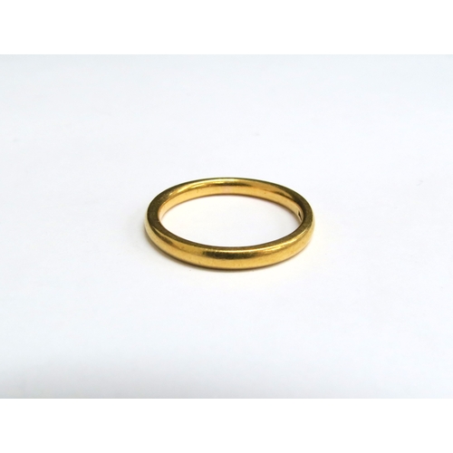 8067 - A 22ct gold wedding band. Size P/Q, 4.6g