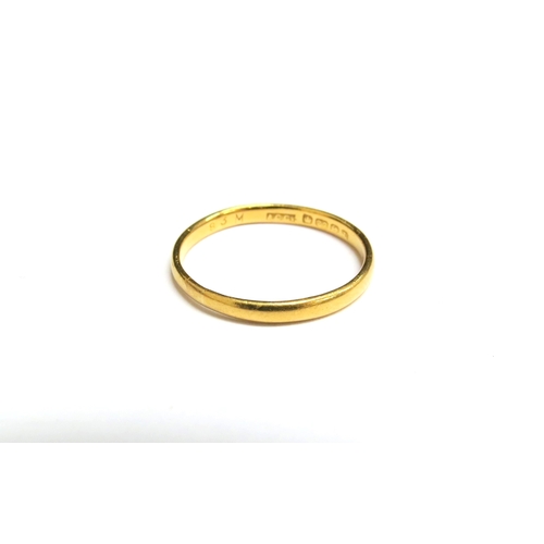 8093 - A 22ct gold wedding band. Size S, 2.3g