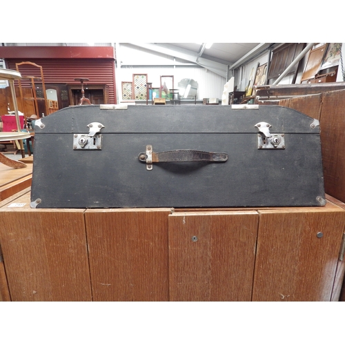 3462 - A 1950's car trunk