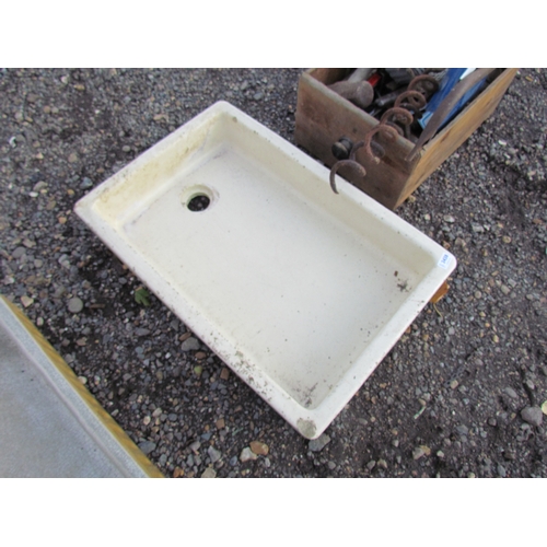 3438 - A shallow glazed sink