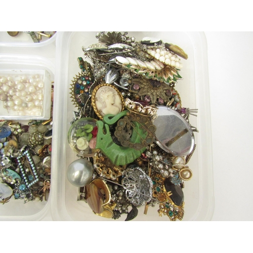 1269 - A quantity of bijouterie including costume brooches, clip-on earrings etc