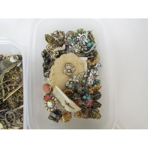 1269 - A quantity of bijouterie including costume brooches, clip-on earrings etc