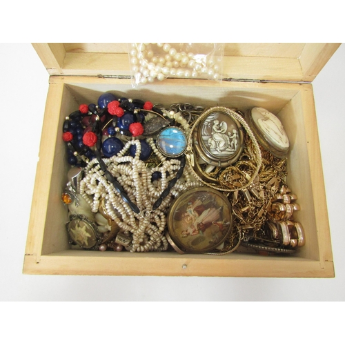 1270 - Two jewellery boxes containing a quantity of assorted costume jewellery