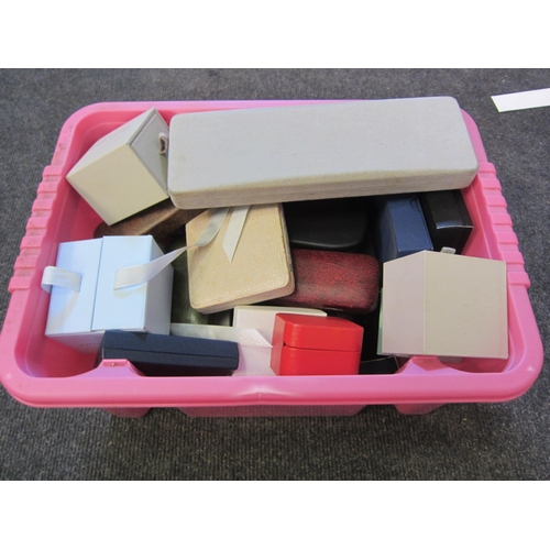 1256 - A box of assorted empty jewellery boxes