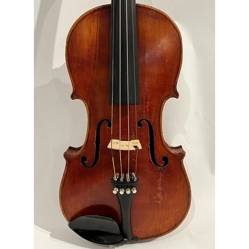 7134 - A late 19th/early 20th Century Stradivarius copy violin, restored, full sixed (4/4) two-piece figure... 