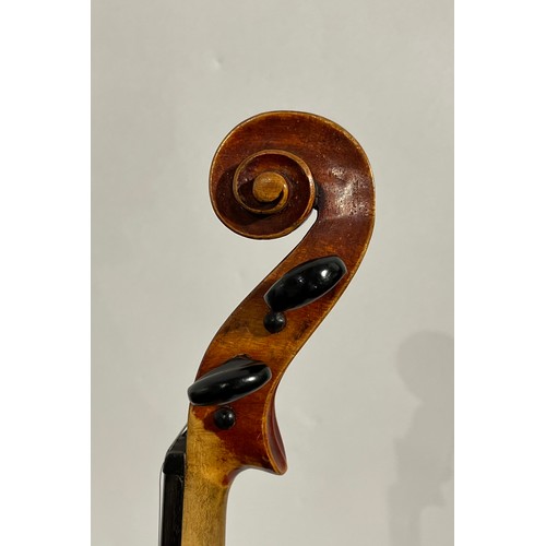 7134 - A late 19th/early 20th Century Stradivarius copy violin, restored, full sixed (4/4) two-piece figure... 