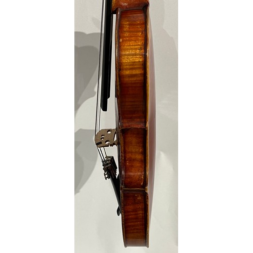 7134 - A late 19th/early 20th Century Stradivarius copy violin, restored, full sixed (4/4) two-piece figure... 