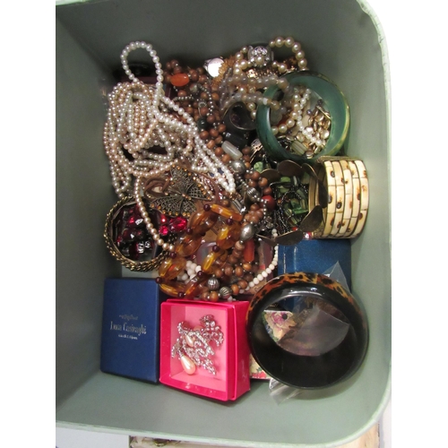 4355 - A large quantity of costume jewellery etc including rings, necklaces, bracelets, etc