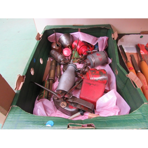 9118 - A box of oil cans and two brass grease guns   (R) £25