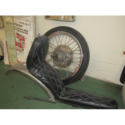 9065 - A motorcycle wheel with tyre and a motorcycle seat with attached mudguard