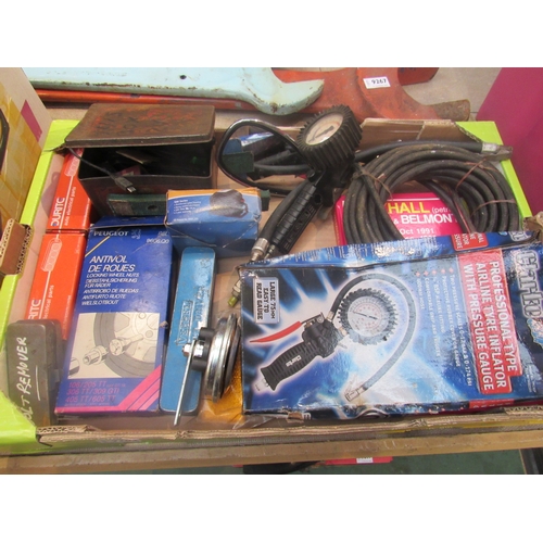 9102 - A tray of mixed including tyre inflators, Duritc electrical components, tools and a chromed mirror, ... 