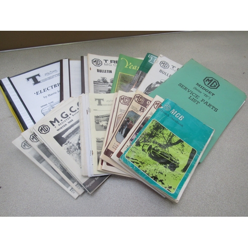 9122 - A box of MG related emphemera including T register year books, Bulletin magazines, hand books and a ... 