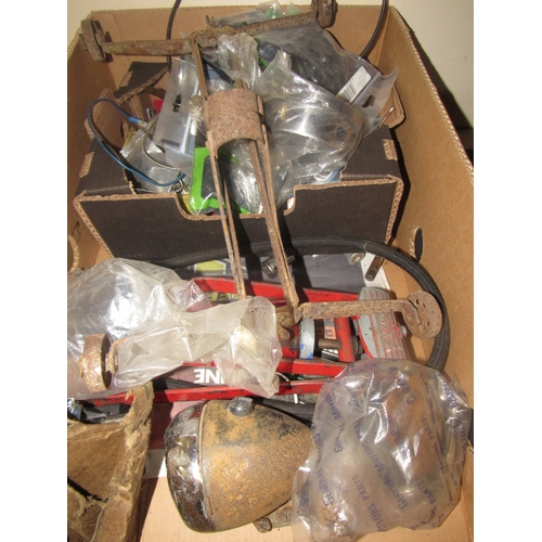 9139 - A box of mixed autoparts including a lamp, footpump, gromits and spares