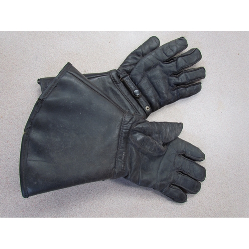 9284 - A pair of leather gauntlets               (C)