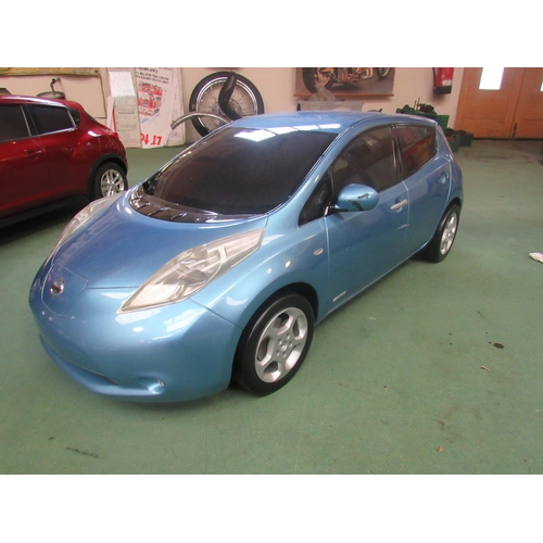 9290 - A large scale 'Nissan Dealer' model of the Leaf