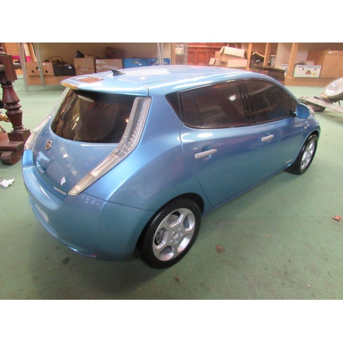 9290 - A large scale 'Nissan Dealer' model of the Leaf