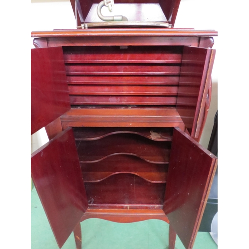 7262 - An Edison Bell Discaphone parlour gramophone, housed in mahogany case with vented speaker front, rai... 