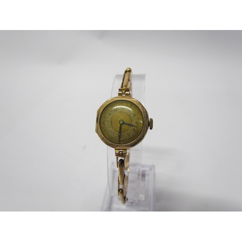 8139 - A 9ct gold cased lady's watch with flexible strap (link to strap broken)