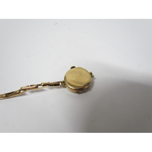 8139 - A 9ct gold cased lady's watch with flexible strap (link to strap broken)