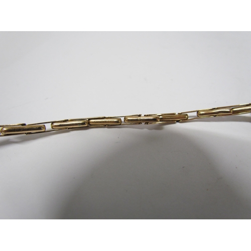 8139 - A 9ct gold cased lady's watch with flexible strap (link to strap broken)